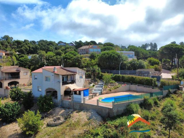 Casa en venta en Vidreres, Aiguaviva Parc. R02643 CASA CON ESPECTACULARES VISTAS A LA MONTAÑA, PISCINA Y POSIBILIDAD DE LICENCIA TURÍSTICA EN AIGUAVIVA PARC, VIDRERES. Casas.