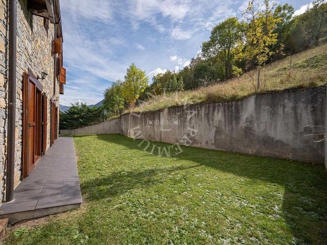 Casa en venta en Vielha e Mijaran, Vielha. CASA CON JARDIN, PARKING Y VISTAS EN LA ZONA ALTA DE VIELHA. Casas Vielha e.