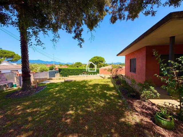 Casa en venta en Vilobí d´Onyar. Gran casa de 250m con parcela de 1.600m, diseño volcado al jardín y garaje con infinitas posibilidades. Casas Vilobí.