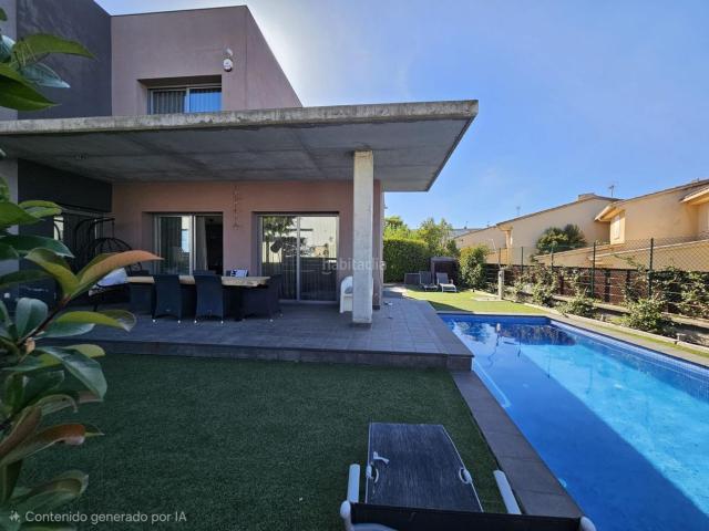 Casa en venta en Vilablareix. Exclusiva residencia de lujo con piscina privada, escalera flotante y rápida conexión con Girona. Casas.