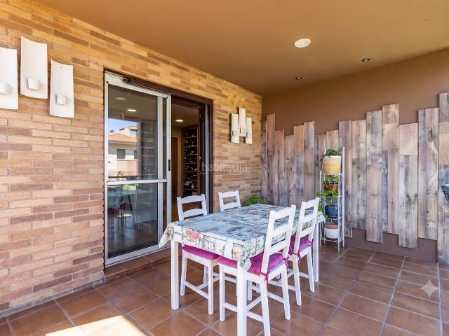 Casa en venta en Viladecans, Torrent Ballester. EXCLUSIVA CASA UNIFAMILIAR CON PISCINA Y CUATRO APARTAMENTOS INDEPENDIENTES EN VILADECANS. Casas.