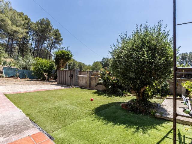 Casa en venta en Viladecavalls. Magnífica casa a 4 vientos con jardín. Casas.