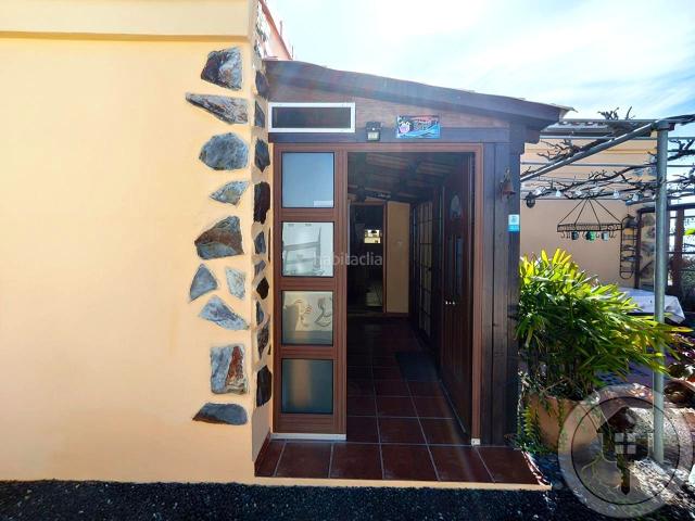 Casa en venta en Vilaflor. Exclusiva villa independiente con estudio, piscina climatizada y espectaculares vistas al mar en Vilaflor de Chasna. Casas.