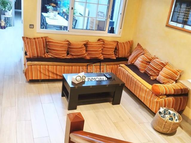 Casa en venta en Vilafranca del Penedès, Poble Nou. Amplia vivienda con terraza, chimenea y espacios versátiles en Poble Nou de Vilafranca del Penedès. Casas Vilafranca del.