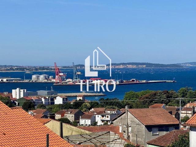 Casa en venta en Vilagarcía de Arousa, Vilagarcía. CASA SEMIREFORMADA CON TERRENO Y VISTAS AL MAR. Casas Vilagarcía de.