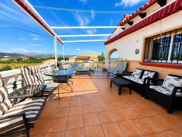 Casa en venta en Vilallonga Villalonga. GRAN CHALET CON JARDÍN Y PISCINA EN VILLALONGA. Casas Vilallonga.