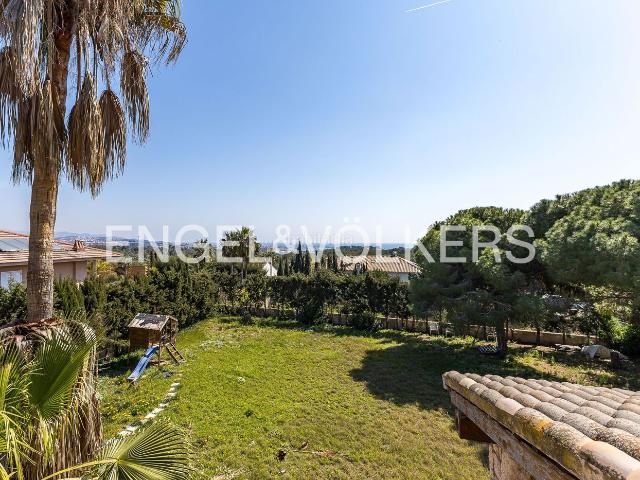 Casa en venta en Vilanova i la Geltrú, L´Aragai Costa Dorada. Fantástica casa con gran terreno y vistas al mar. Casas Vilanova i la.