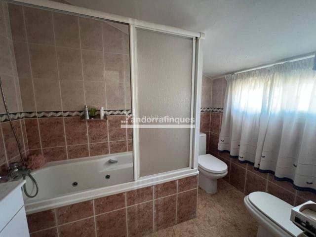 Casa en venta en Vilassar de Mar, La Xinesca. Casa adosada esquinera con vistas al mar a 2 minutos de la playa. Casas Vilassar de.