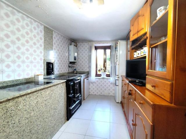 Casa en venta en Villaescusa. Casa de piedra adosada con jardín en Obregón de Villaescusa. Casas.