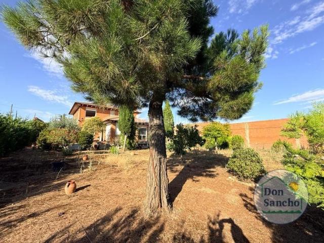 Casa en venta en Cabezón de Valderaduey. NO COBRAMOS COMISIÓN AL COMPRADOR!Inmobiliaria Don Sancho presenta una magnífica propiedad situada en Cabezón de Valderaduey, un. Casas Cabezón de.