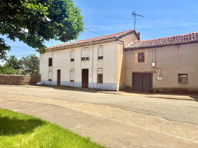 Casa en venta en Villamontán de la Valduerna. CASA CON FINCA FRESNO DE LA VALDUERNA. Casas Villamontán de la.