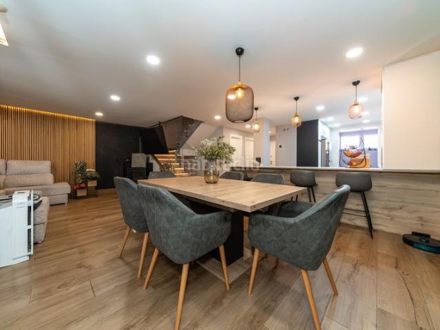 Casa en venta en Villanueva de la Cañada, Villanueva de la Cañada. Globalpiso Coslada presenta en exclusiva este espectacular chalet independiente totalmente reformado con calidades de lujo, ubicad.