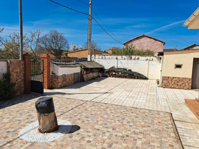 Casa en venta en Villasabariego. Casa a 15 minutos de León. Casas.