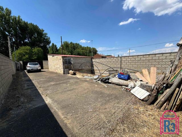 Casa en venta en Villasabariego. Casa en parcela de 1000 m cerca de León. Casas.