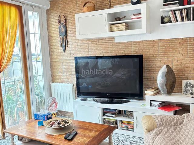 Casa en venta en Villar del Arzobispo. Casa de pueblo reformada de 375m2 con dos viviendas independientes, terraza y ático. Casas Villar del.