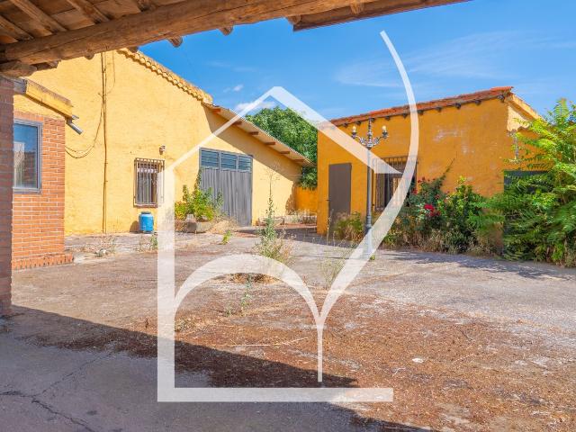 Casa en venta en Villarmayor. Vivienda con antiguo mesón restaurante, almacenes y terreno en Villarmayor. Casas.
