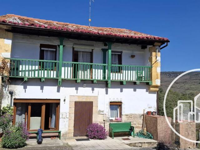 Casa en venta en Villarcayo de Merindad de Castilla la Vieja. CASA CON TERRENO PARA ENTRAR A VIVIR EN SALAZAR. Casas Villarcayo de Merindad de Castilla la.