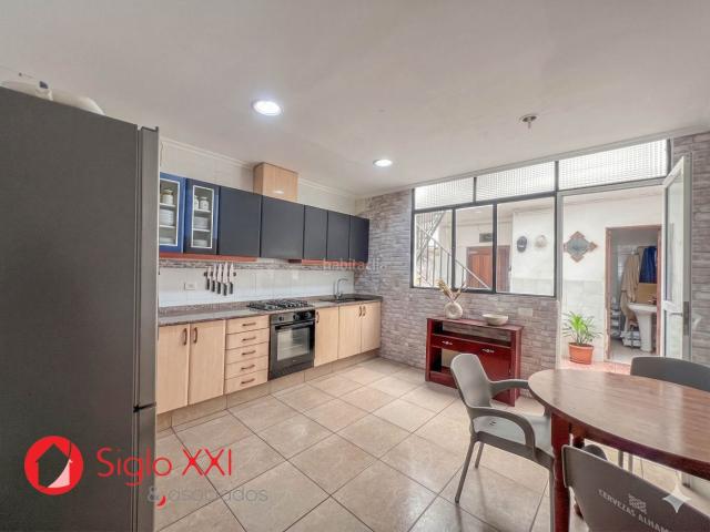 Casa en venta en Villarreal Vila real, Avenida Alemania Italia. Descubre esta acogedora casa de dos plantas con una distribución práctica y espacios ampliados para disfrutar cada rincón. En la p.