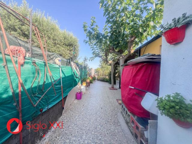 Casa en venta en Villarreal Vila real, Cariñena Carinyena. Se vende magnífico terreno rústico de 1.159 m totalmente vallado, con acceso directo desde carretera asfaltada y equipado con dos.