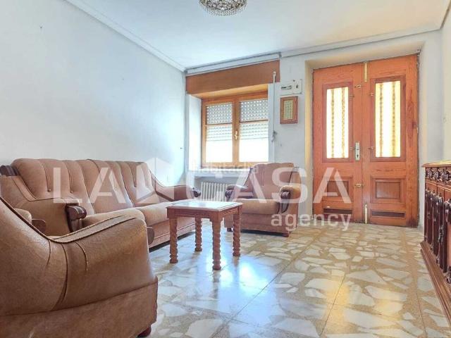 Casa en venta en Villavaquerín. Espectacular Casa de Pueblo con Encanto Histórico, Gran Patio y Casa Colindante Ideal Garaje o Proyecto. Casas.