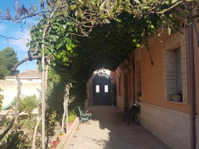 Casa con terreno en venta en Villena, La Encina