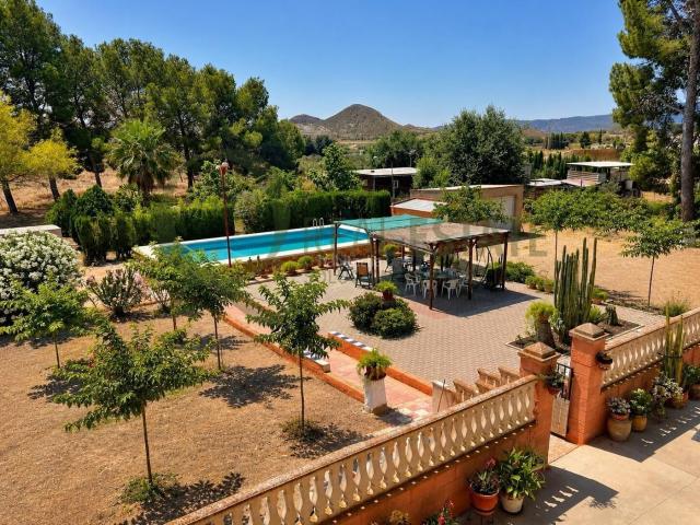 Casa en venta en Villena, Las Virtudes. Casa de campo con piscina y amplia parcela en un entorno natural. Casas.