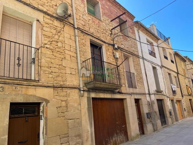 Casa en venta en Vinaixa. CASA DE PUEBLO en venta con patio, tejado nuevo en un lugar bien comunicado con tren y autopista para ocupar en el acto. Casas.