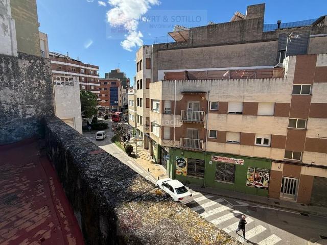 Casa en venta en Vinaròs, Casco Urbano. Casa para rehabilitar en la Plaza Tres Reyes de Vinaròs Proyecto ideal para inversores o vivienda a medida. Casas.