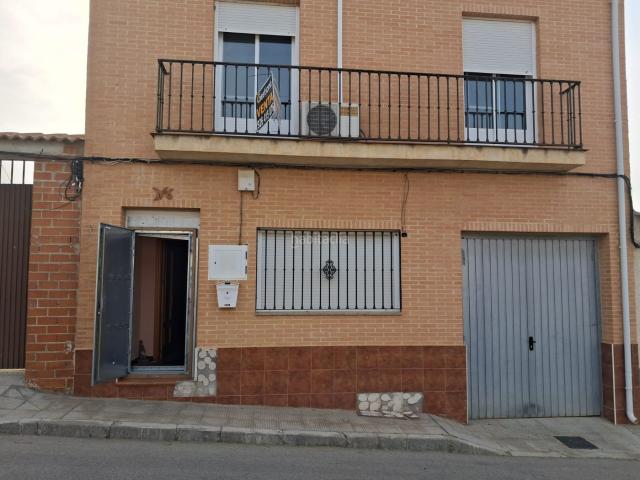 Casa en venta en Viso del Marqués. Pareado de dos plantas en zona residencial Espaciosa, cómoda y lista para disfrutar. Casas Viso del.