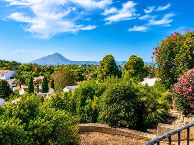 Casa en venta en Xàbia, Cap Martí El Tossalet Pinomar. MARAVILLOSA VILLA CON PRECIOSAS VISTAS AL MAR Y MONTAÑA EN JAVEA. Casas.