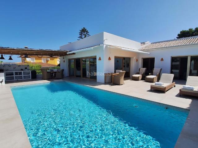 Casa en venta en Xàbia, Cap Martí El Tossalet Pinomar. Al entrar en la residencia principal, te recibe un amplio vestíbulo de entrada, equipado con un armario para capas y que da acceso. Casas.