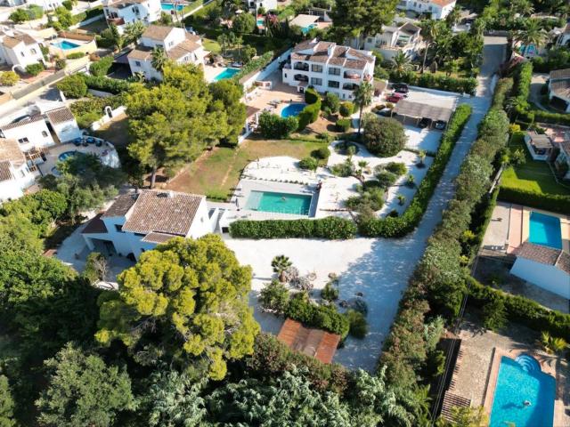 Casa en venta en Xàbia, Cap Martí El Tossalet Pinomar. Villa + 5 apartamentos cerca de la playa en un magnifico jardin. Casas.