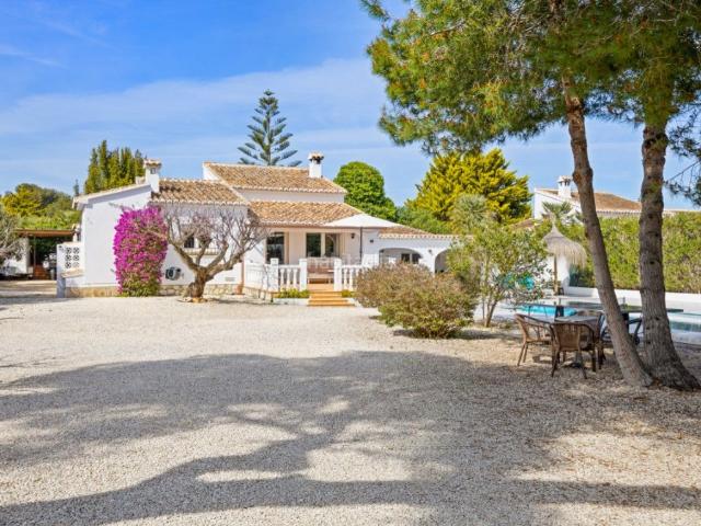 Casa en venta en Xàbia, La Granadella Costa Nova. Villa exclusiva de una sola planta orientada al sur con casa de huéspedes en una gran parcela en Costa Nova. Casas.