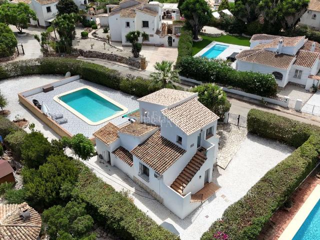 Casa en venta en Xàbia, La Granadella Costa Nova. Al entrar, te reciben en un salón y comedor espacioso y luminoso, con una chimenea de carácter y una estufa de leña empotrada, cre. Casas.