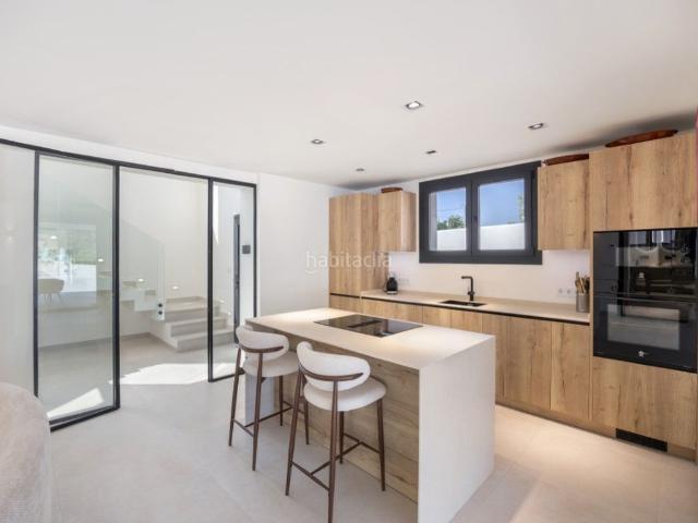 Casa en venta en Xàbia, Partida Comunes Adsubia. Elegante villa mediterránea con piscina, bar al aire libre y vistas al Montgó en Jávea. Casas.