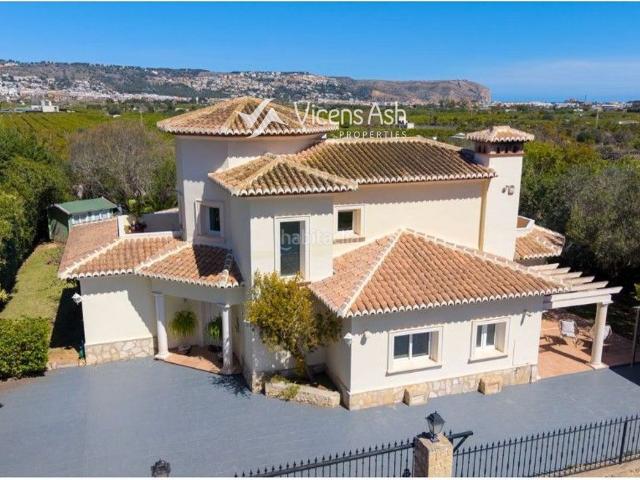 Casa en venta en Xàbia, Partida Comunes Adsubia. Elegante villa en Jávea con piscina y fácil acceso a la playa. Casas.