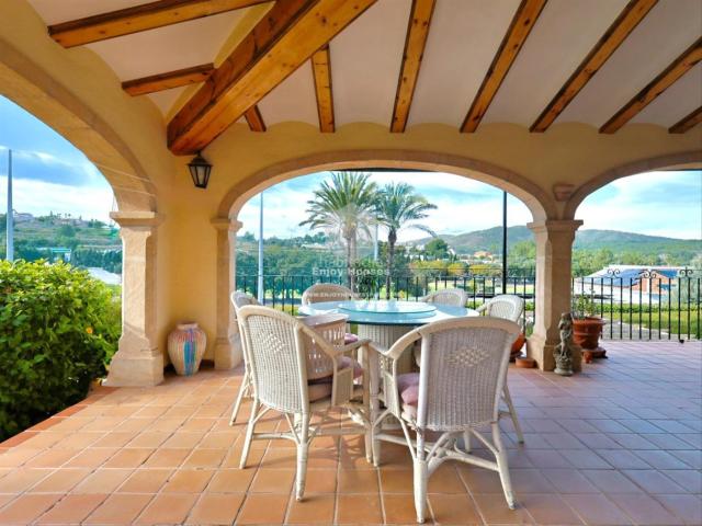 Casa en venta en Xàbia, Partida Comunes Adsubia. Villa familiar elegante con apartamento independiente y vistas abiertas al golf en Jávea. Casas.