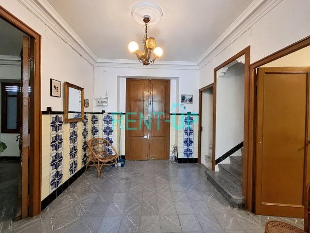 Casa en venta en Xàtiva. Amplia vivienda con cuatro dormitorios, dos terrazas y vistas al Castillo de Xàtiva. Casas.