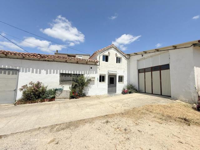 Casa en venta en Yerri. Finca con Nave y vivienda en Bearin. Casas.