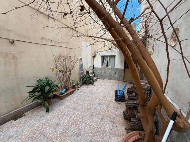 Casa en venta en Zubia La, La Zubia Ciudad. Venta de casa para reformar en pleno centro de La Zubia. Casas Zubia.