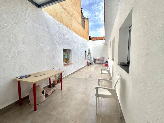 Casa en venta en Zubia La, La Zubia Ciudad. Amplia vivienda en planta baja con patio y terraza privada en La Zubia. Casas Zubia.