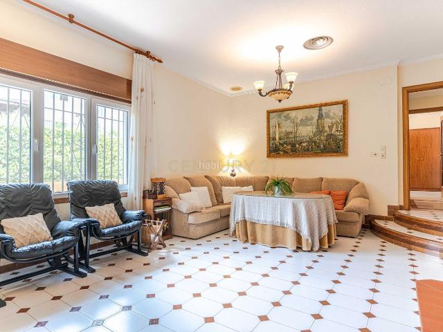 Casa en venta en Zubia La, La Zubia Ciudad. Encantadora casa en La Zubia, Granada con piscina y jardín. Casas Zubia.
