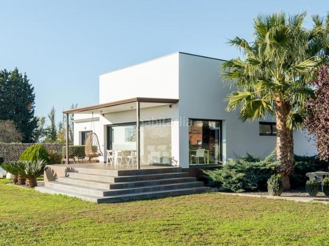 Casa en venta en Zaragoza, Montañana. Exclusivo chalet independiente con parcela de 2266 m en entorno privilegiado. Casas.