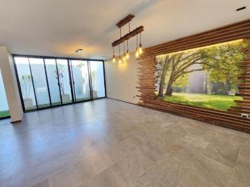 CASA EN VENTA EN ZIBATA, DISEÑO DE AUTOR CON 3 NIVELES Y ROOF GARDEN