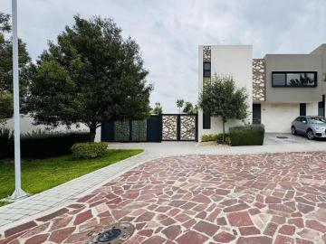 CASA EN VENTA EN ZIBATÁ, QUERETARO TRES CONTROLES DE ACCESO, CONDOMINO EXCLUSIVO