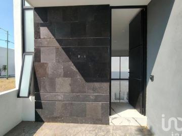 Casa en Venta. Frente a jardín, recámara en planta baja