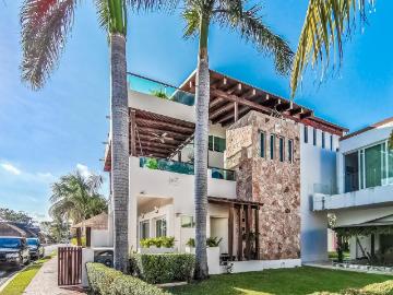 Casa en Venta. Frente a la Laguna. con Muelle Privado. Zona Hotelera. Canc?n
