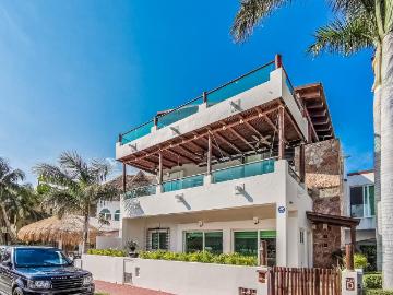 Casa en Venta. Frente a la Laguna. con Muelle Privado. Zona Hotelera. Canc?n