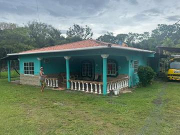 Casa en venta frente a la vía principal en Playa Santa Catalina