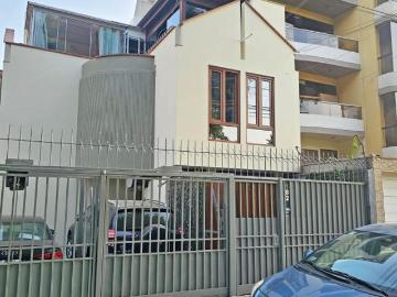 ¡CASA EN VENTA, FRENTE A PARQUE!